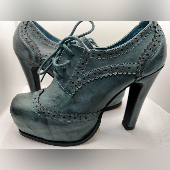 Shoes - NWOT Beautiful brogue platform heels